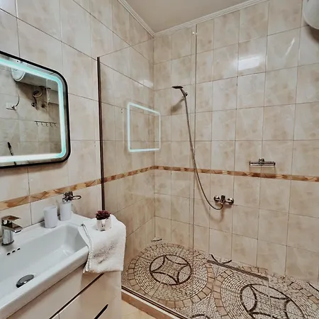 דירה Cozy Rooftop - Your Home, Away From Home!