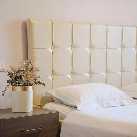 Cozy Rooftop - Your Home, Away From Home! *